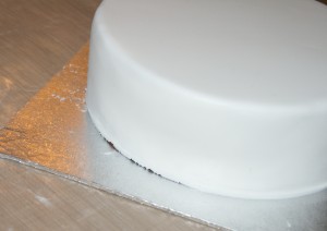 How to cover a cake in sugarpaste