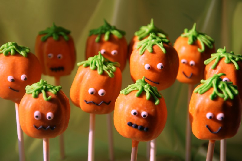 https://cdn.thepinkwhisk.co.uk/wp-content/uploads/2011/10/pumpkin-cake-pops-120-800x535.jpg